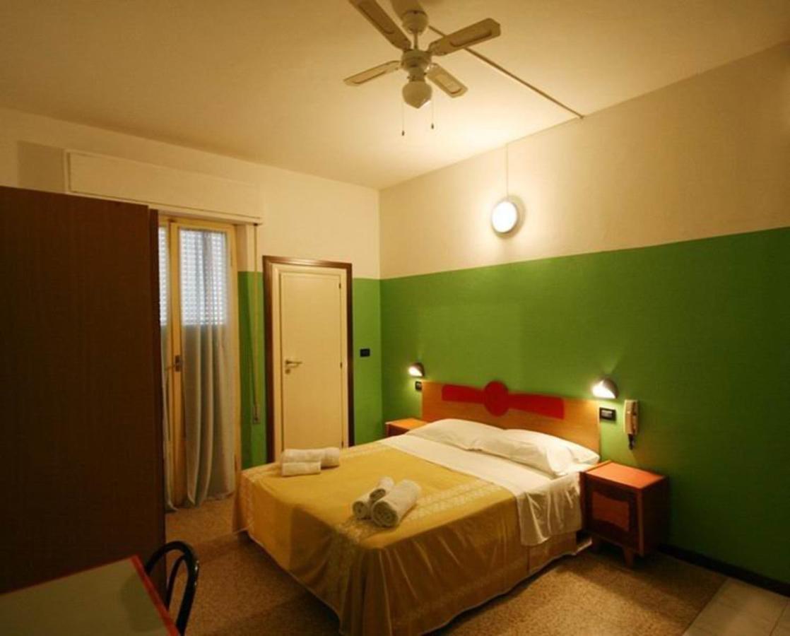 Hotel Berna Ріміні Екстер'єр фото