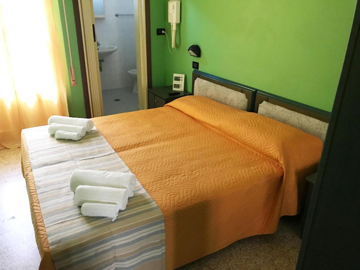 Hotel Berna Ріміні Екстер'єр фото